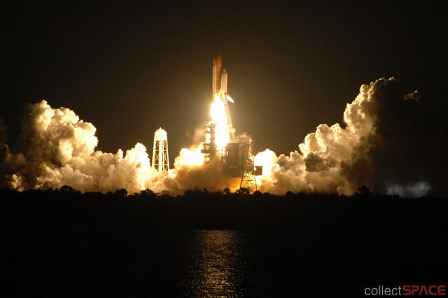 Night Lights: Shuttle Discovery Rockets Toward Space Station